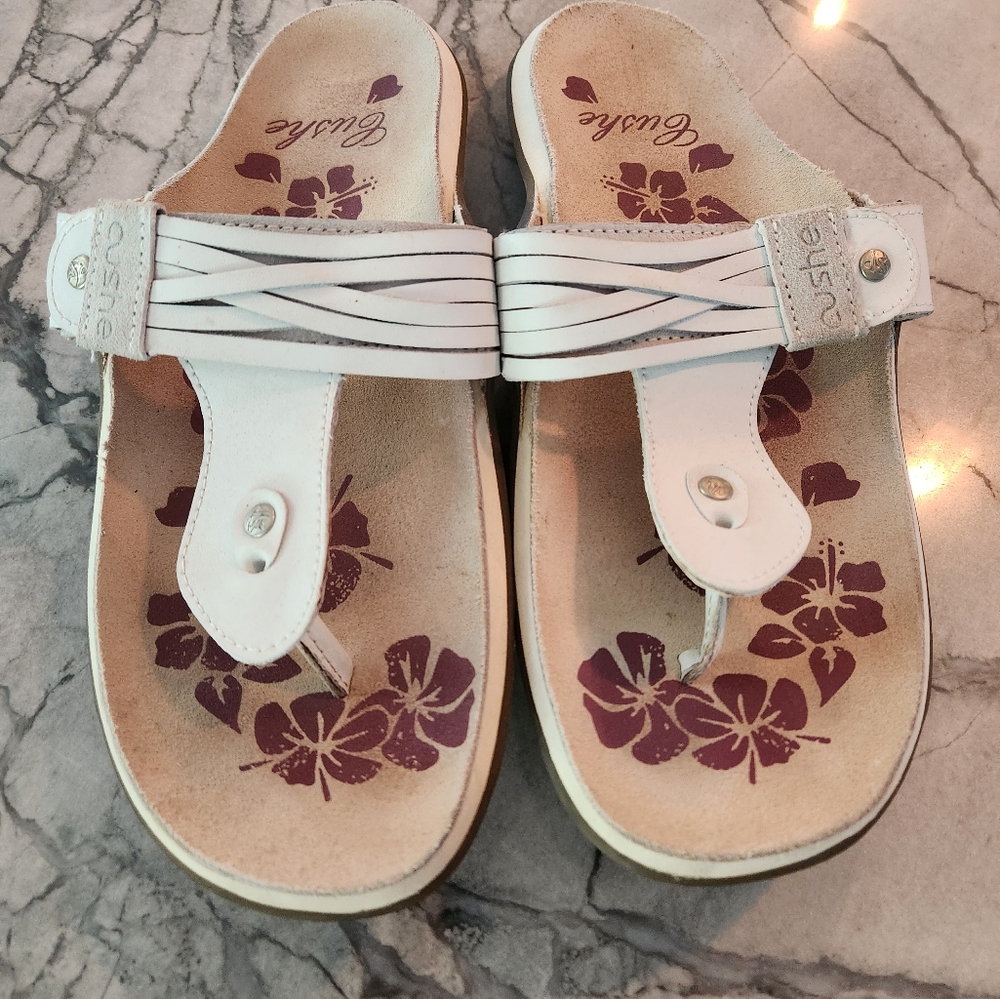 Women's cushe sandles white size 8